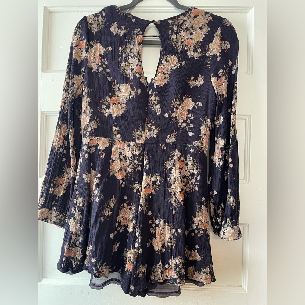 ASTR the Label for Anthropologie Women’s Large Floral Navy long sleeve romper - Picture 4 of 5